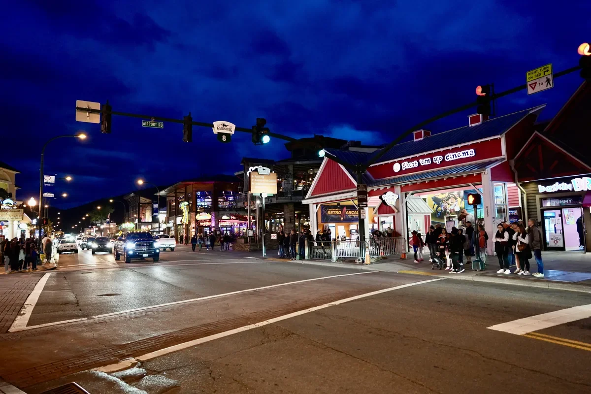 gatlinburg parkway at night