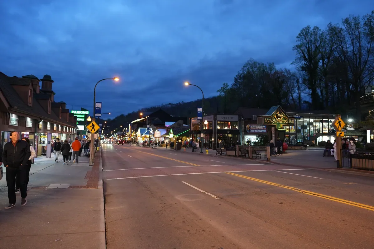 gatlinburg parkway at night