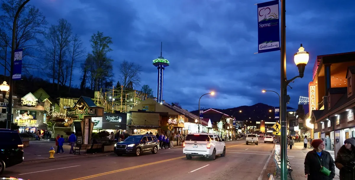 Gatlinburg Vs Pigeon Forge: Picking A Vacation Destination 6 gatlinburg at night
