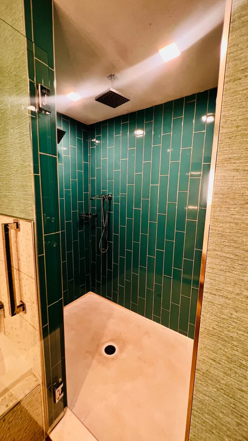 Margaritaville Resort Gatlinburg bathroom. Photo by Ashley @ TheSmokyMountains.com