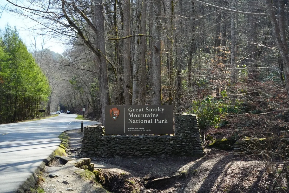 smoky moiuntains national park sign