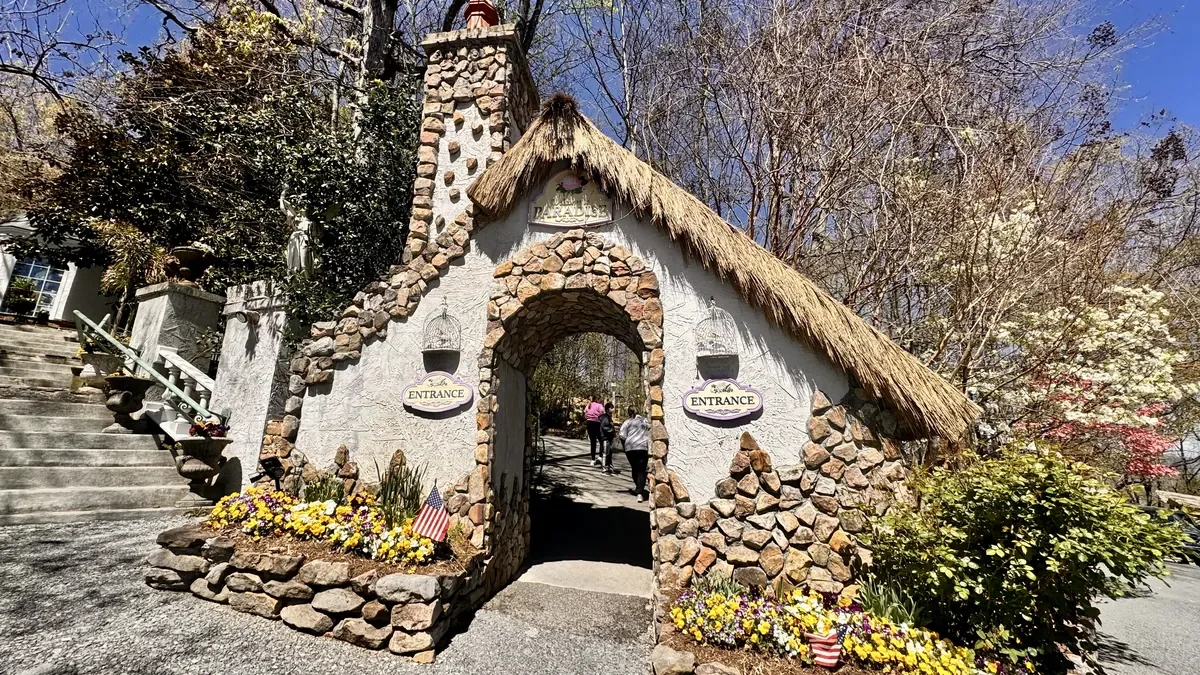 entrance to parrot mountain