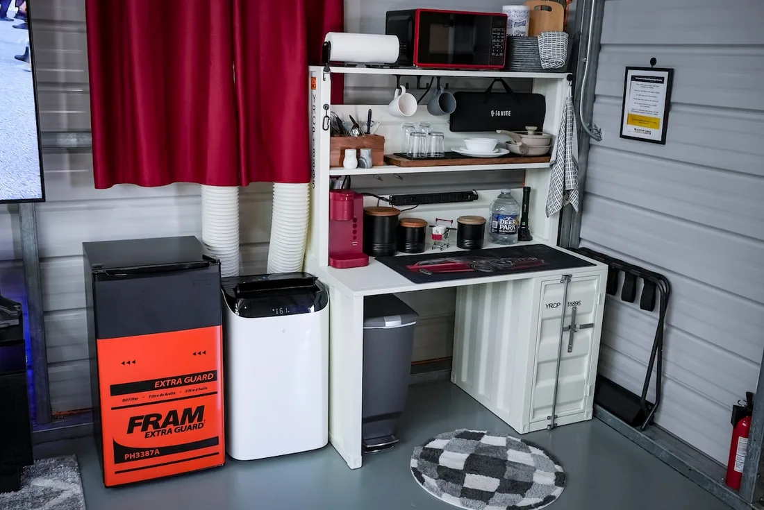 Detailing supplies and extra lighting for streaming or vlogging are built in
