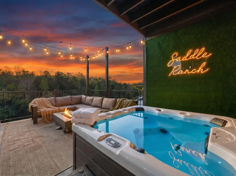 Hot tub with sunset view and greenery