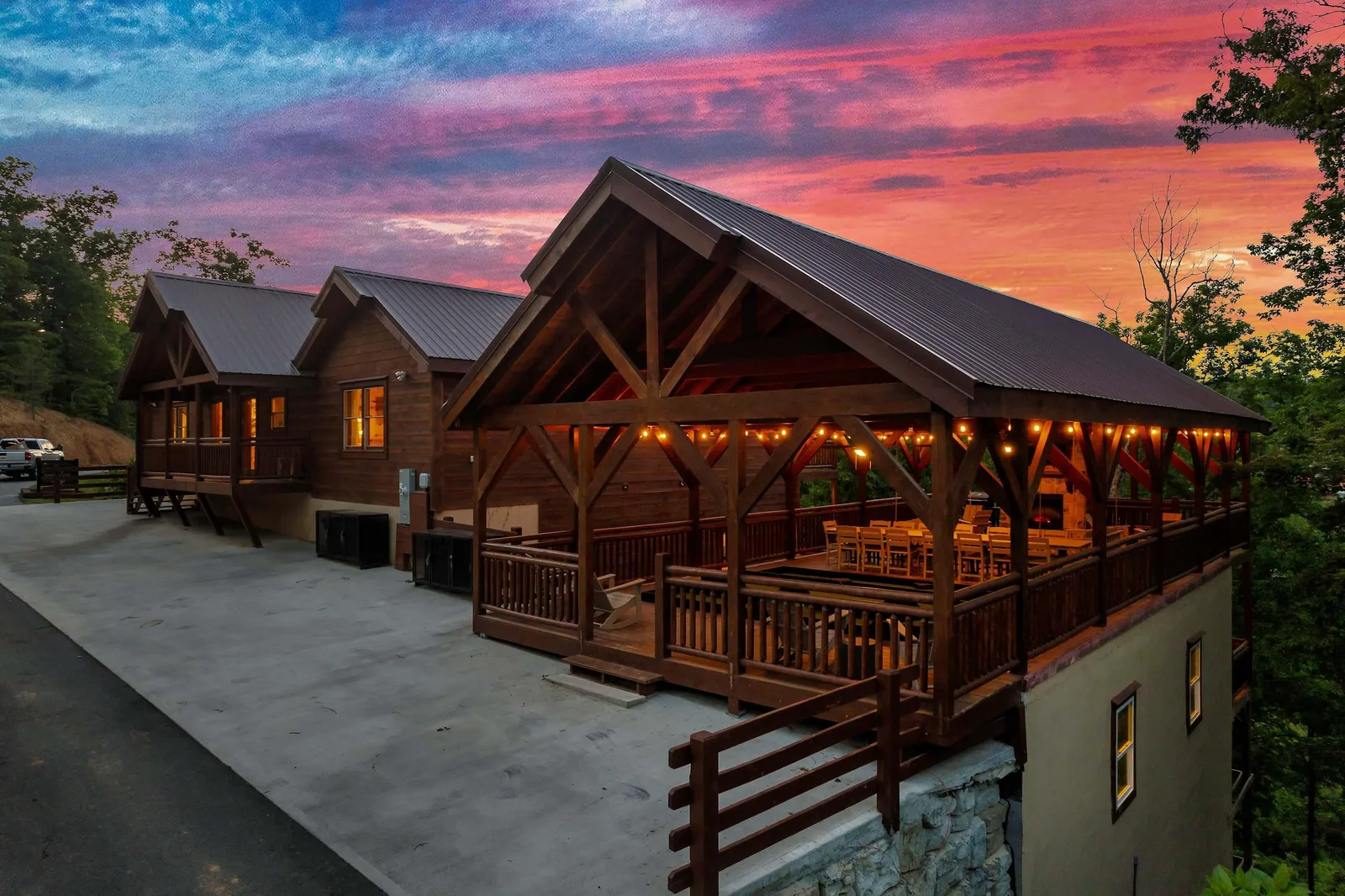 Spacious cabin w/indoor pool, hot tub & theater