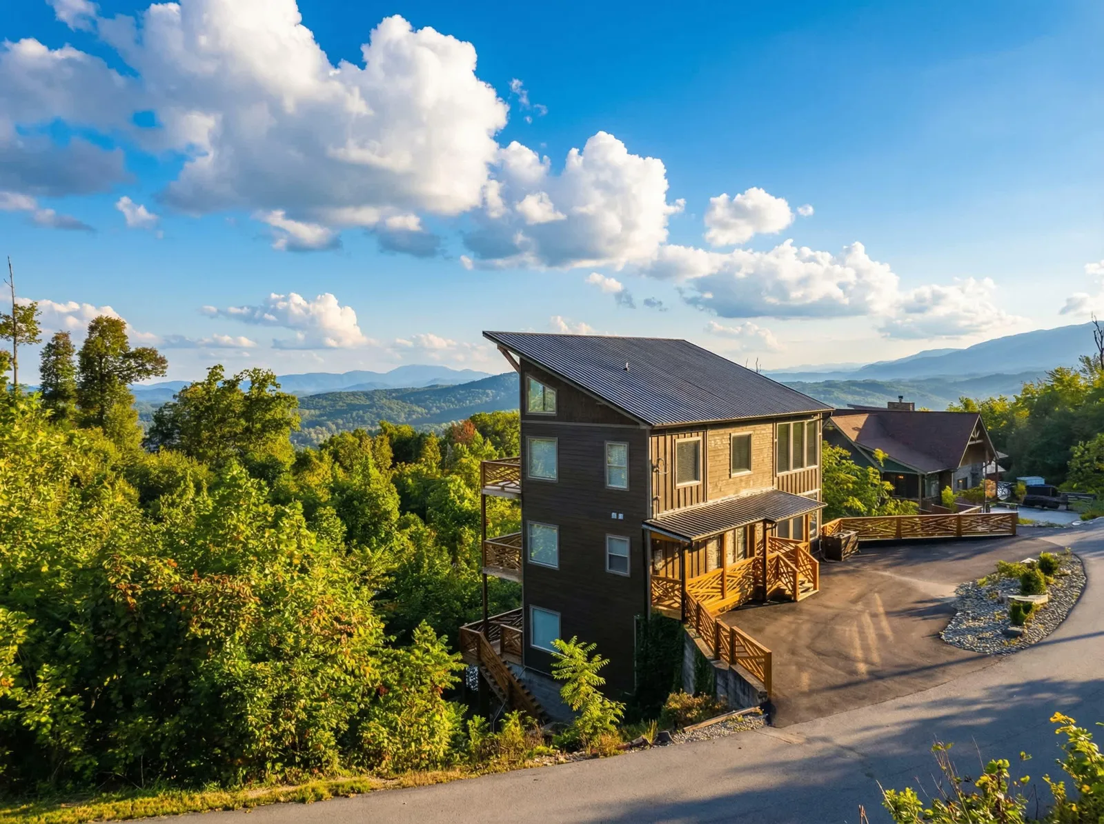 Urban Chic – Mountain Views, Hot Tub & Game Room